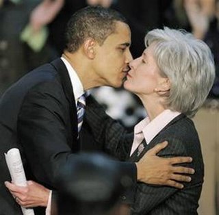obama-kissing-sebelius.jpg