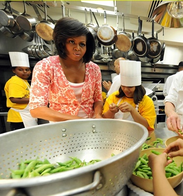 michelle-obama-white-house-kitchen-garden-09.jpg