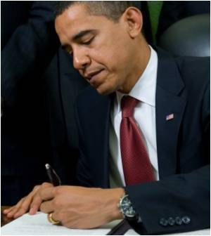 US-politics-Obama-writing-lefthanded-69749.jpg