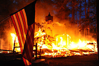 A_U.S._flag_hangs_in_front_of_a_burning_structure_in_Black_Forest,_Colo.,_June_12,_2013_130612-F-CD000-031.jpg