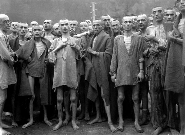 WIK_Ebensee-concentration-camp-prisoners_1945.jpg