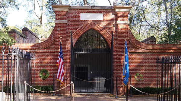 George_Washington_Mausoleum.jpg