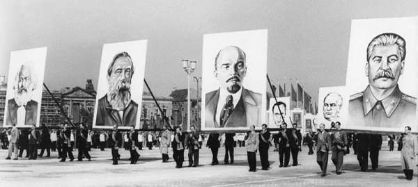kna.fractals.DDR.1953.05.01.(Marx.Engels.Lenin.Stalin).Berlin, Marx-Engels-Platz, Demonstration.EXCERPT.(w=600).jpg