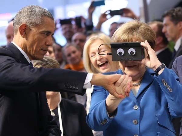 US.DE.2016.04.25.Obama.Merkel.(Hannover.Messe.Virtual-Reality.eyes.augen).5.(copy).(cleaned).jpg