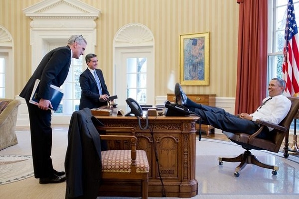 US.2013.08.31.Obama.MSM.shoes.desk.official WHouse stream.(Mr.P, darf ich fragen wie ihnen geht, also Heute.well-grins-gut).(600).jpg