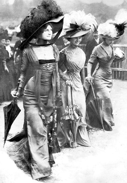 p6_Women_Day_bourgeois_Longchamp_Racing_Paris_1908.jpg