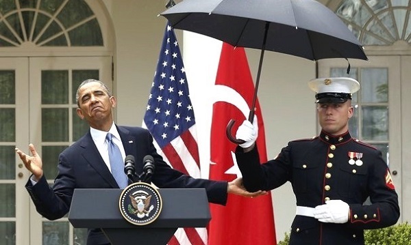 Obama_Military_umbrella_(600).jpg