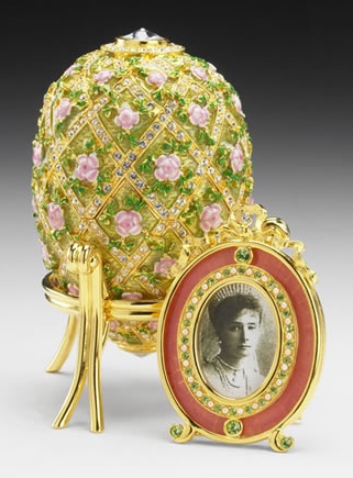 rosetrellisegg.jpg