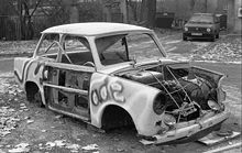 220px-Bundesarchiv_B_145_Bild-F086568-0046,_Leipzig,_ausgeschlachteter_PKW_Trabant_(Trabbi).jpg