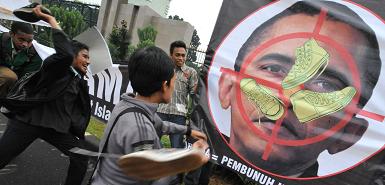bo gets shoe thrown at him indonesia.jpg
