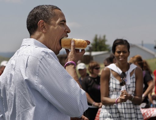 obama-hot-dog-july-4-2008-butte-mt-ap.jpg