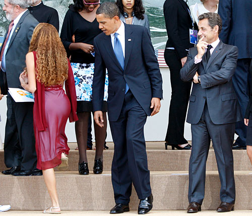 Obama-Checking-Out-Girls-Butt.jpg
