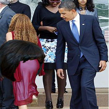 obama-looking-the-girl.jpg