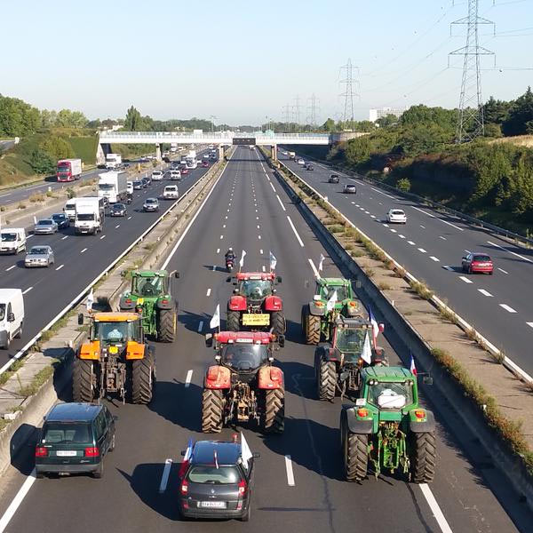 Tractor_Protest_Highway_Paris.jpg