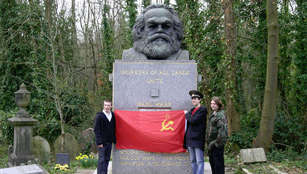 Marx_Grave_Soviet_Flag.jpg