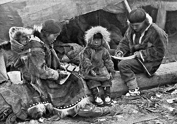 US.AK.Inupiat.Eskimo Family.ethno.kids.2kids!.1917.Chukchi.Tschuktschi.jpg