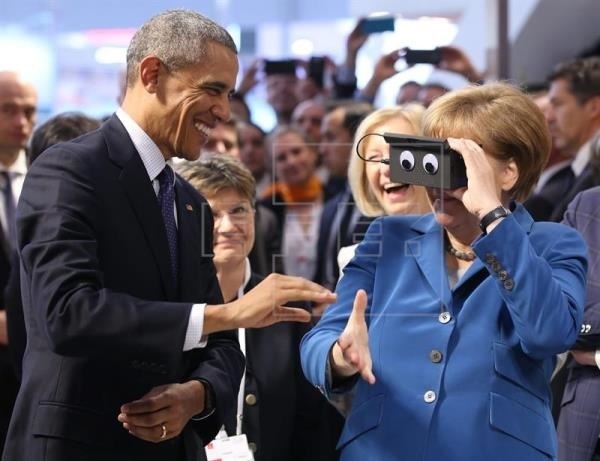 US.DE.2016.04.25.Obama.Merkel.(Hannover.Messe.Virtual-Reality.eyes.augen).6.(copy).cleaned.jpg
