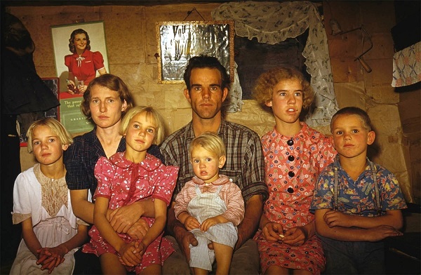 US.Family.kids.in.Sept. 1940.(Kodachrome).(German + Italiano_).Jack Whinery Family.Pie Town, NM.dugout-house.1.by Russell Lee.(600).jpg