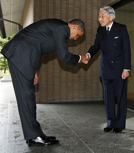 US.2015.03.19.(Mail-Online).bowing.Obama.Emperor Akihito.jpg