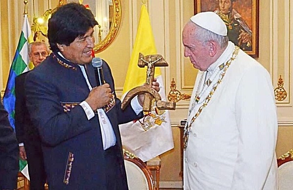 BOL.VAT.2015.07.09.Morales.Pope.Francis.Hammer-and-Sickle.1.(600).jpg