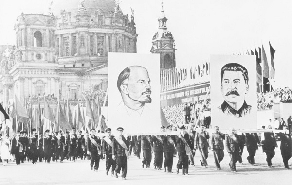 DDR.1952.Stalin.Ost-Berlin.Parade.SED-Führung.(Stalins Vorschlag - Neutralität Deutschlands).(600).jpg