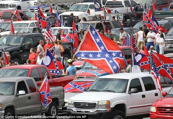 2B067ED900000578-0-Out_in_force_Supporters_brought_dozens_of_Confederate_flags_to_t-a-16_1438469260630.jpg