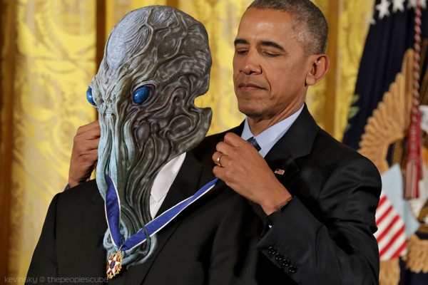 Obama-gives-medal-to-Cthulhu-1000w.jpg