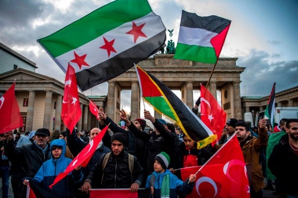 Berlin.2017.12.08. Palestinian-Turkish-Syrian flags.(600).jpg