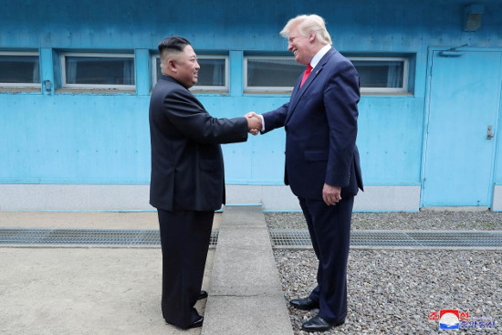 Trump greets Kim Jung-un (2019.jpg