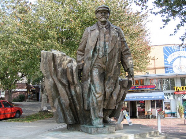 Lenin statue in Seattle.jpg