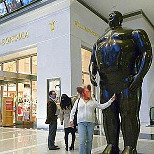 Frau statue grope.jpg