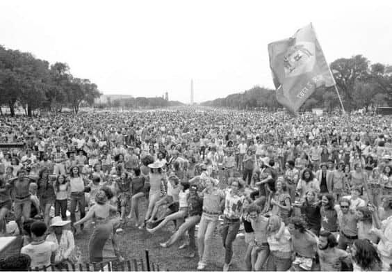 A-huge-crowd-celebrates-the-mall-in-Washington-on-Sunday-July-4-1976.-Pinterest-495389594.jpg