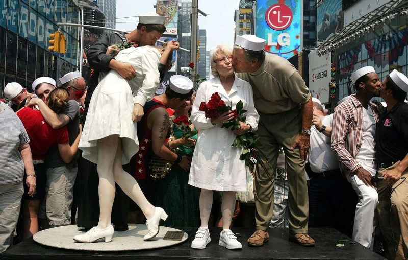 Carl Muscarello and Edith Shain, who claim to be the nurse and sailor in the famous photograph taken on V-J Day, kiss next to a sculpture based on the photograph in Times Square to commemorate the 60th anniversary of the end of World War Il August 14, 2005 in New York City.MARIO TAMA/GETTY IMAGES