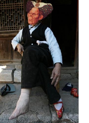 frau small feet.jpg