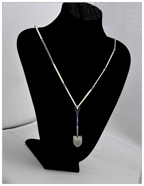 Obama shovel pendant 1.png