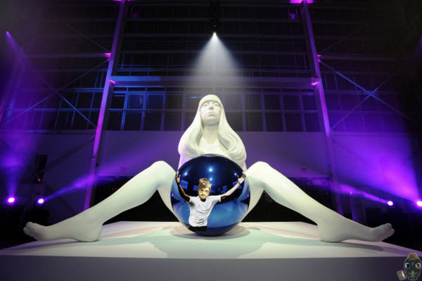 tovarichi-lady-gaga-with-blue-ball.jpg