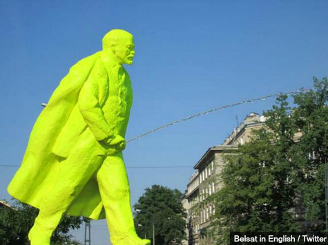 lenin-peeing-statue-belsat-in-english-twitter.jpg