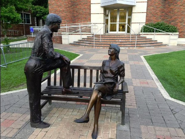 Statue_Man_Woman_Talking.jpg