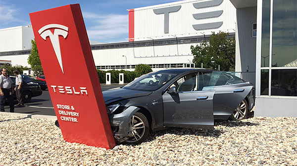 Tesla_Car_Crash.jpg