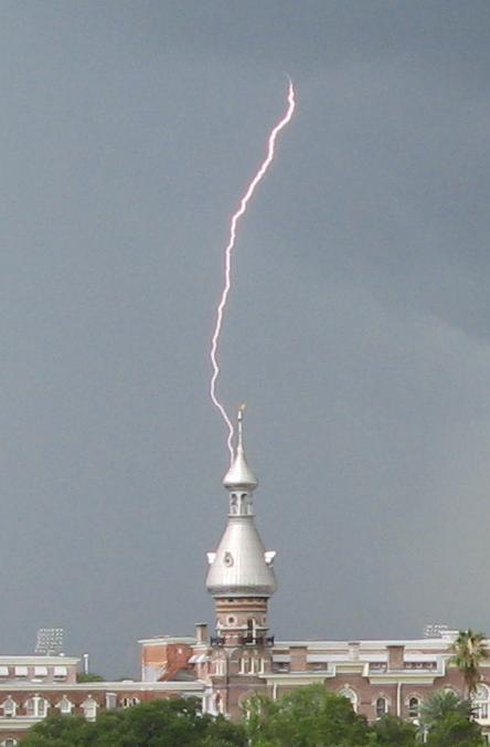 StickOfFireLightningAppearsToHitTheUniversityOfTampaMinaret.JPG