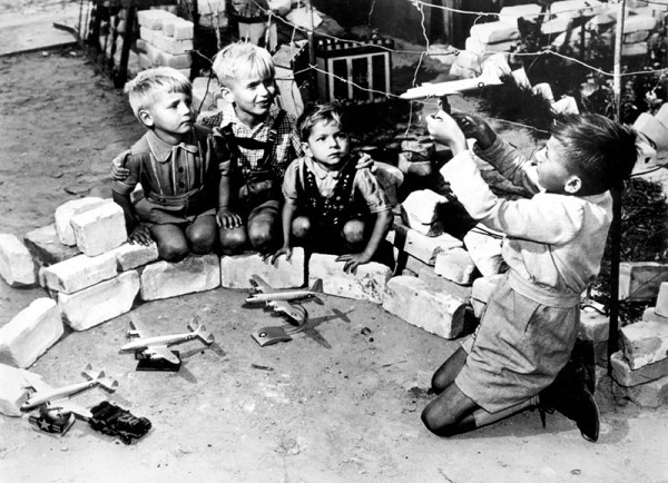 DE.DDR.Rosinenbomber.26.07.1948 - 27.08.1949.3.(w=600).jpg