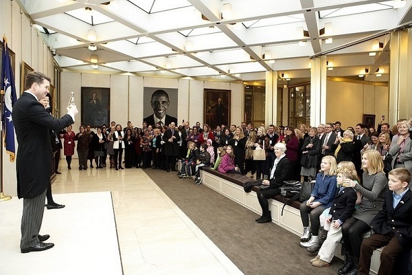 US.UK.2013.12.15.Obama.US embassy in London unveils huge tapestry of Obama.EXCERPT.2.jpg