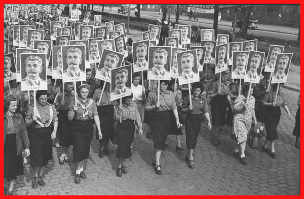 DDR.1951.Stalin.fractal.(3rd World Festival of Youth and Students).jpg