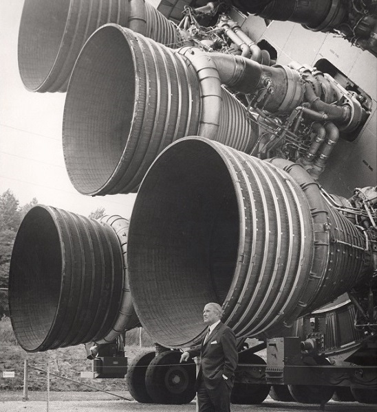 MAGA_S-IC_engines_and_Von_Braun.jpg