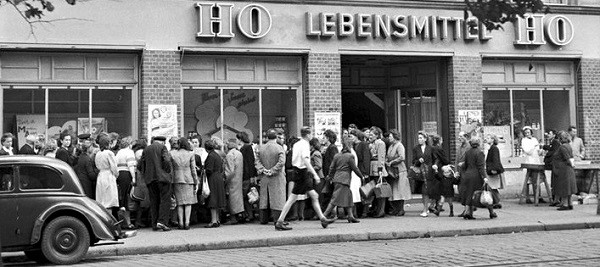 DDR_Schlangestehen_line_HO_1950_1.jpg