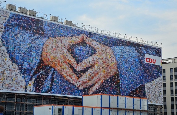DE.2013.09.Merkel.Raute.Plakat.detail.house.jpg