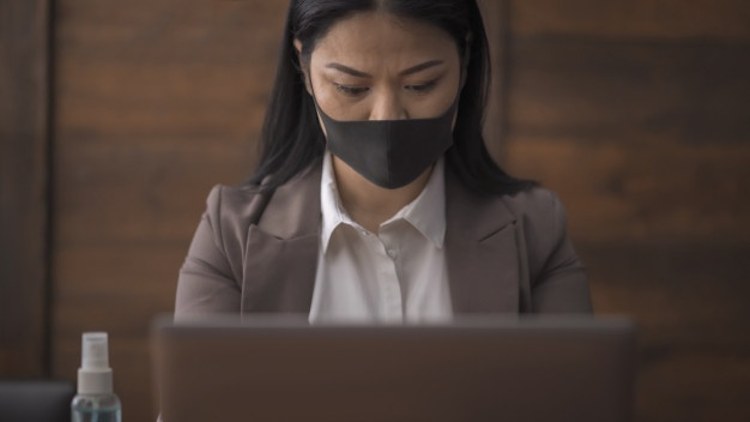 Businesswoman using computer.jpg