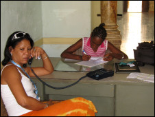100913155217_oficinistas_cuba_226x170_nocredit.jpg