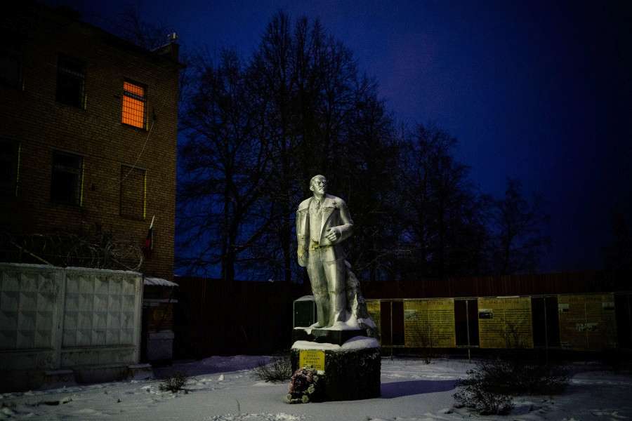 Statue of Soviet leader Vladimir Lenin.jpg