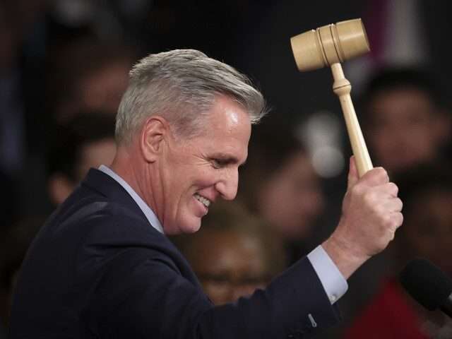 Kevin-McCarthy-holds-speakers-gavel-640x480.jpg